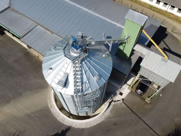 grain storage silo with upper platform