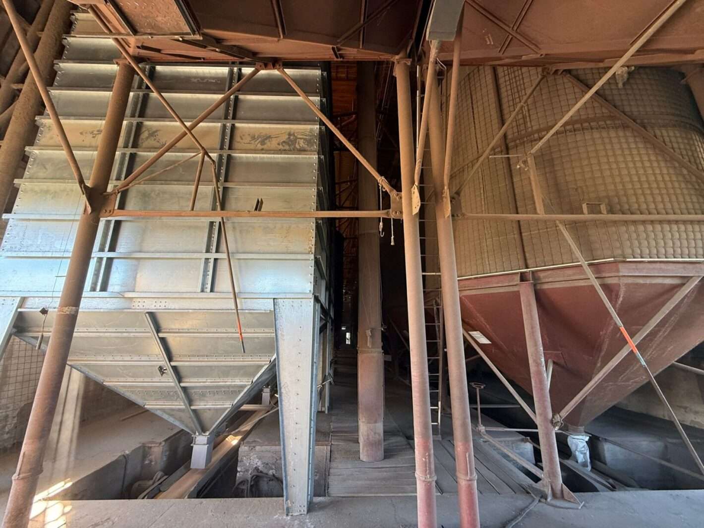 Čtvercové silo IM – montáž konstrukce a návaznost výsypky 45° (Vrátno)