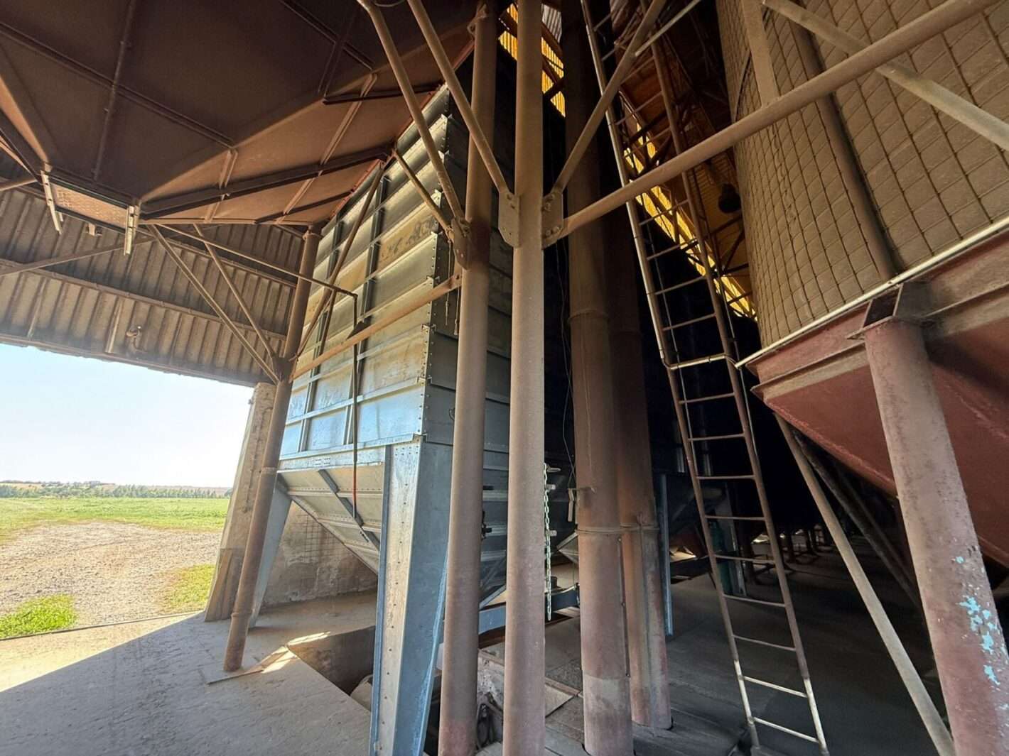 Čtvercové silo IM – montážní práce a přístupová část konstrukce (Vrátno)