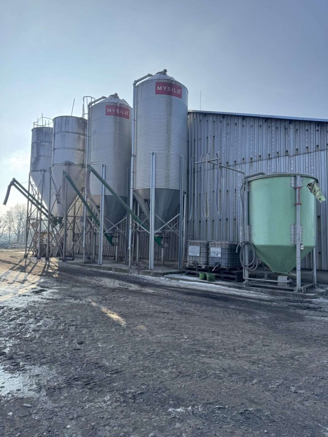 Krmné silo MYSILO 906 pneumatic u objektu – VOD Kadov