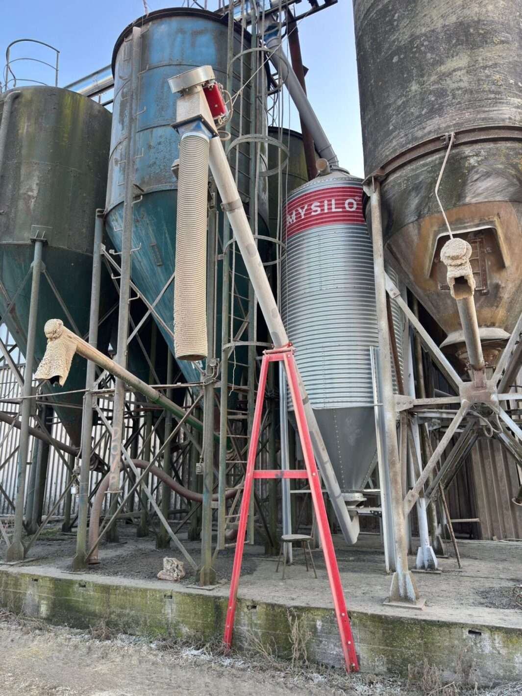 Silo a konstrukce technologie v areálu Agro Sedlice – celkový pohled